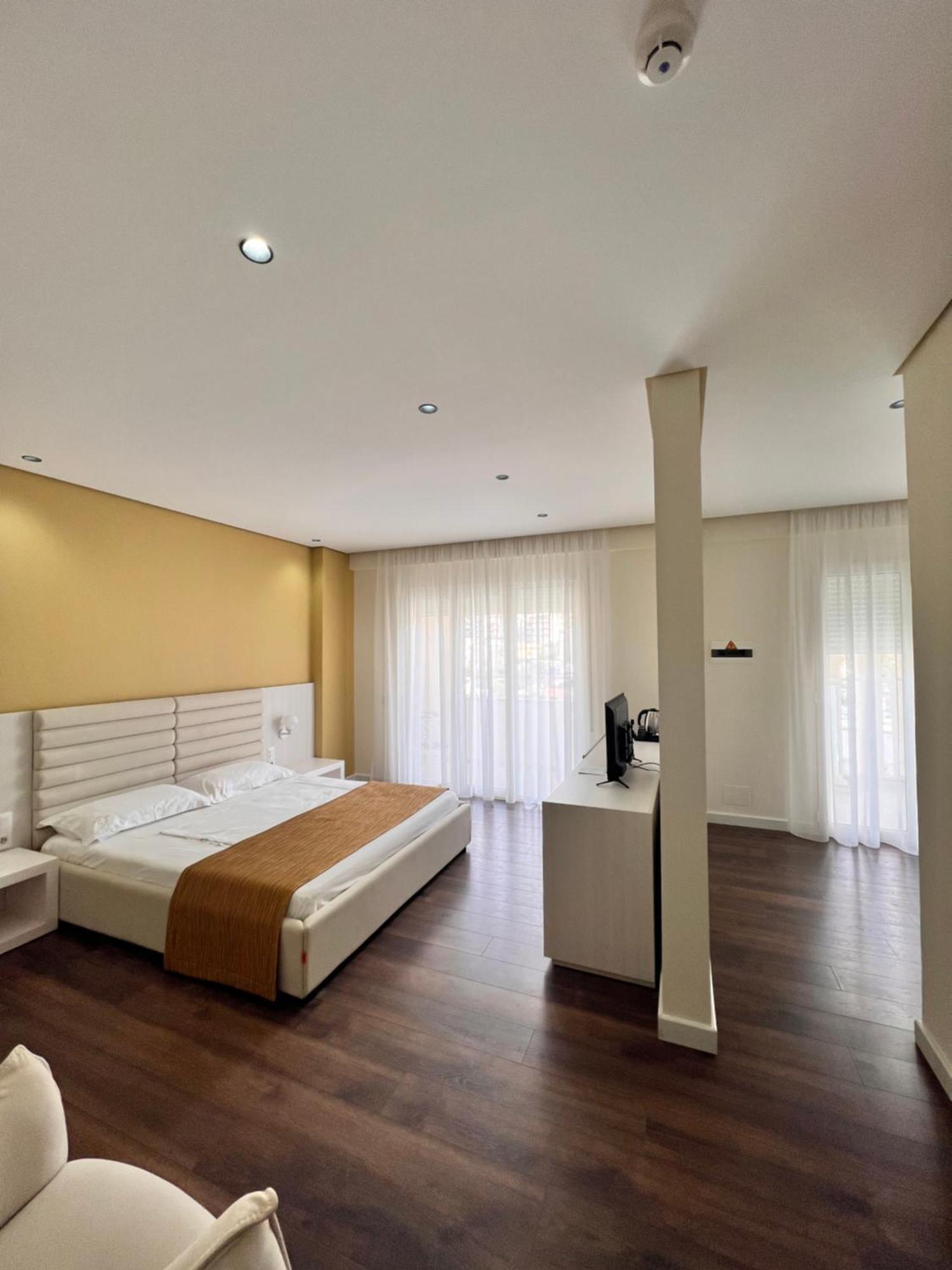 Mini Hotel&Maxi Room Vlorë Esterno foto
