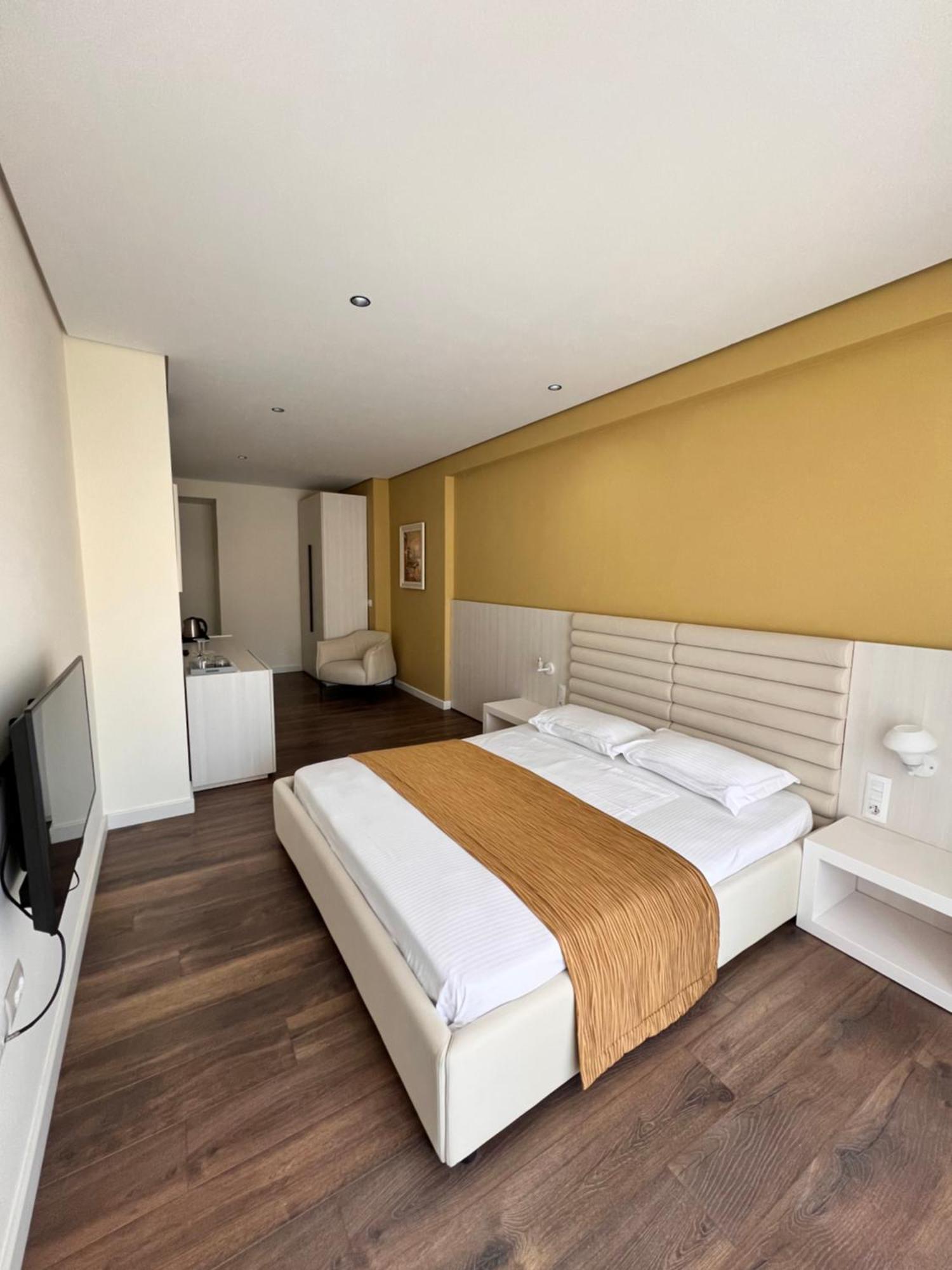 Mini Hotel&Maxi Room Vlorë Esterno foto