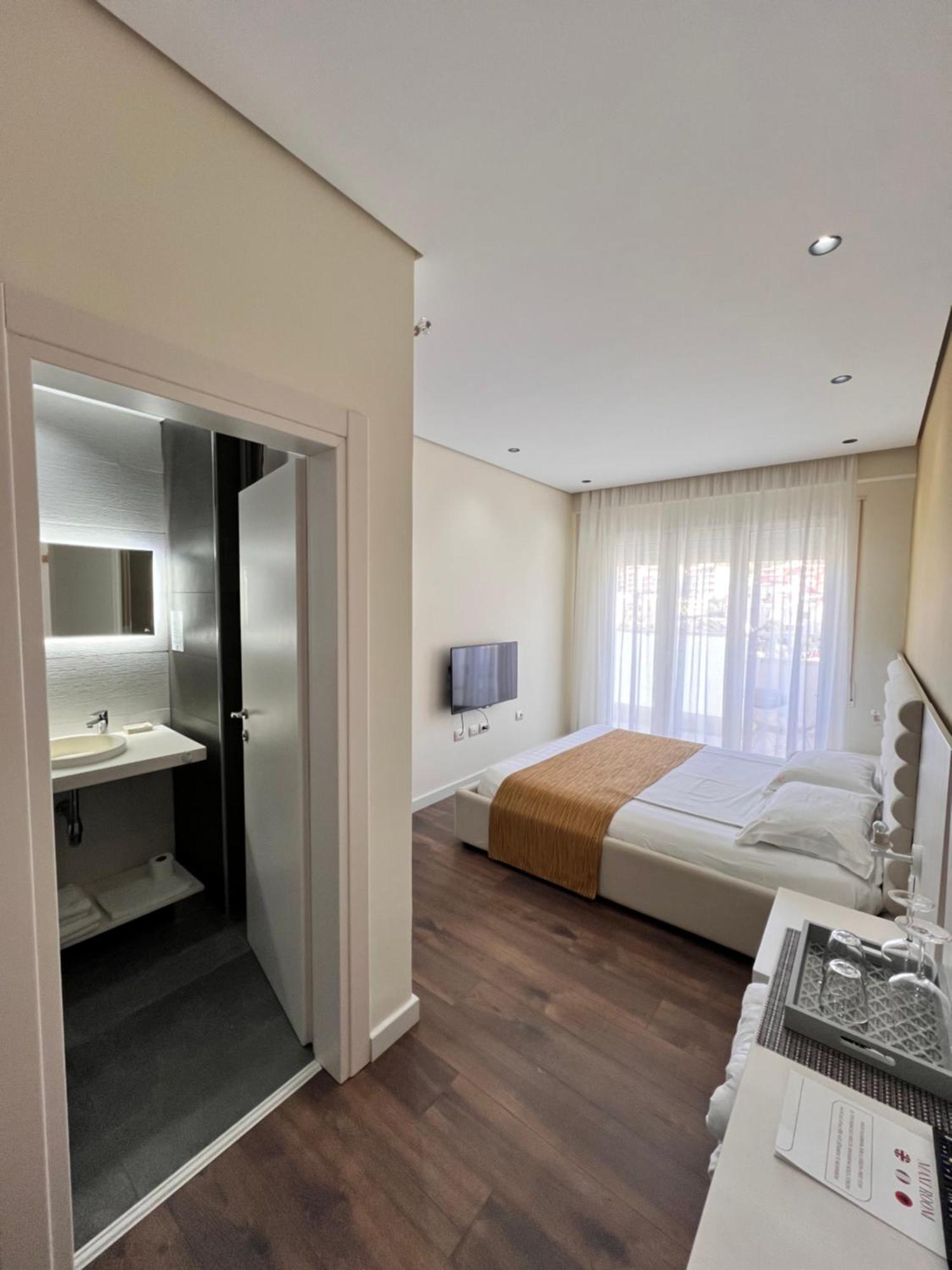 Mini Hotel&Maxi Room Vlorë Esterno foto
