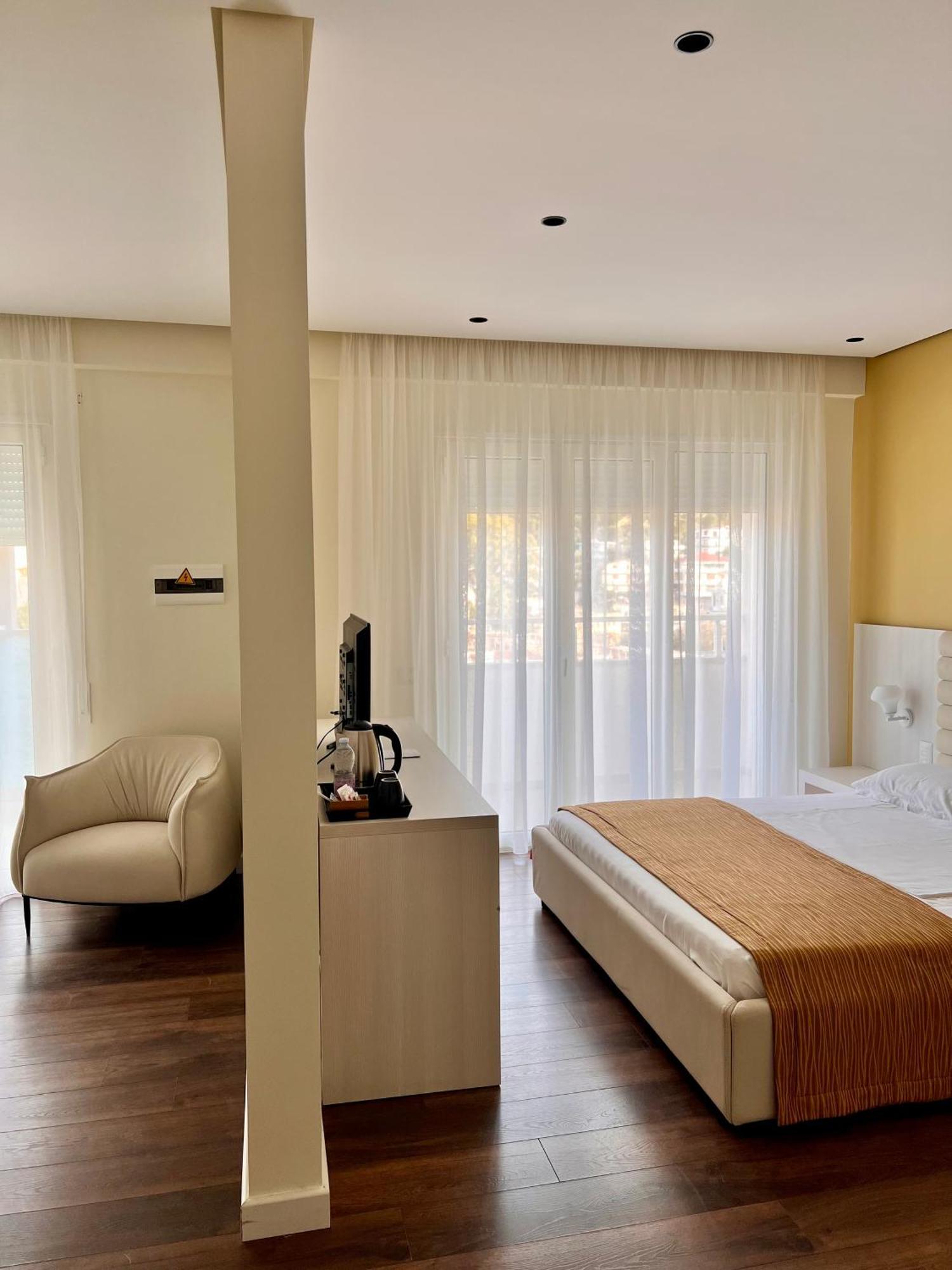Mini Hotel&Maxi Room Vlorë Esterno foto