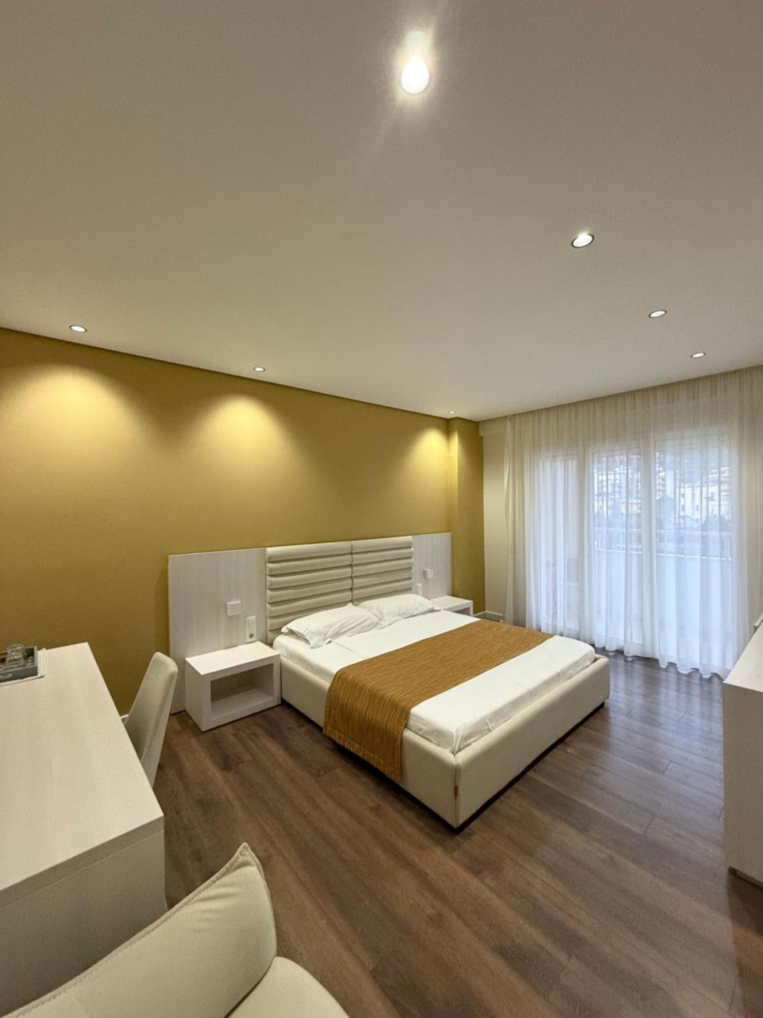 Mini Hotel&Maxi Room Vlorë Esterno foto